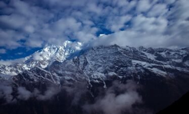 Golden sunrise over the majestic Annapurna and Dhaulagiri ranges from Ghorepani – a moment of peace in the heart of the Himalayas.